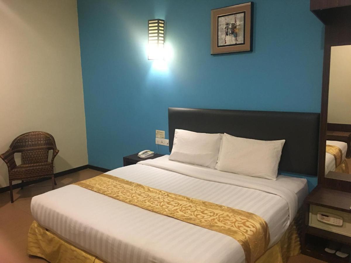 Hotel Zamburger Skudai Esterno foto